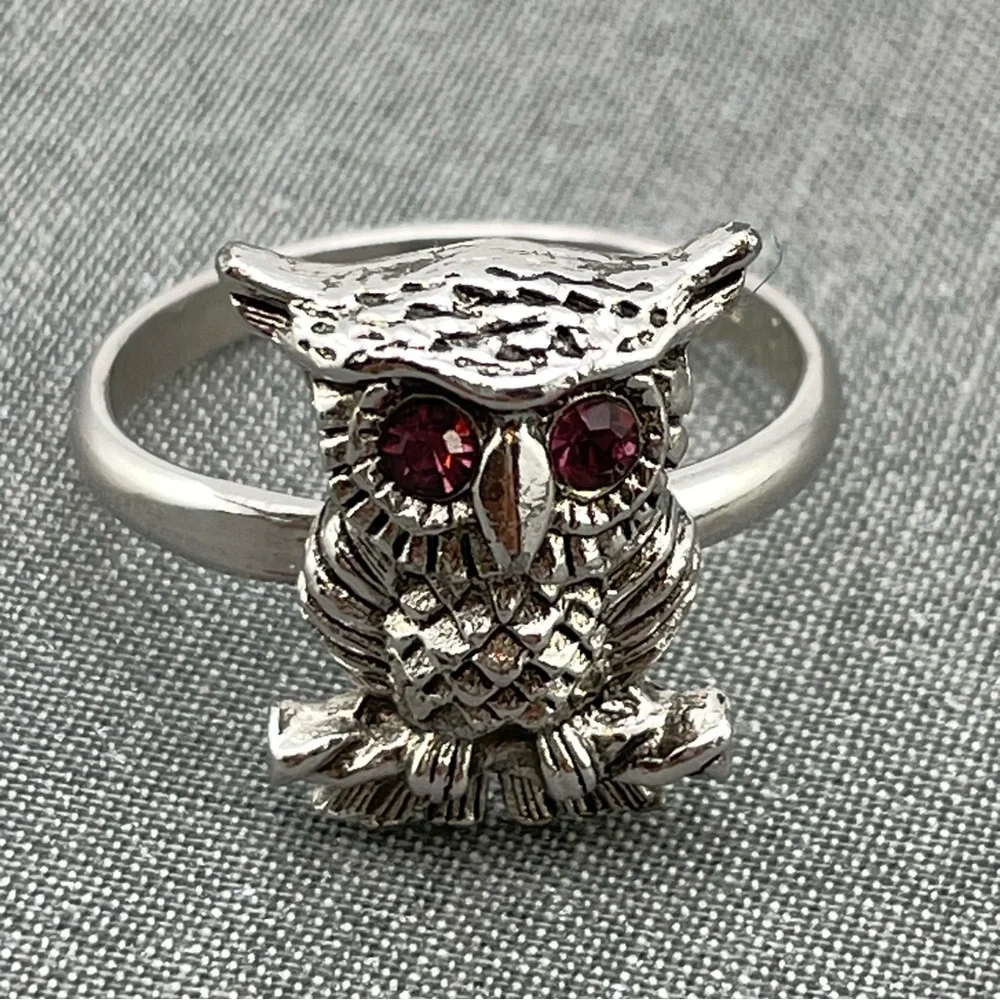 Cute Vintage 70s Sarah Coventry Adjustable Owl Ring with Purple Rhinestone Eyes - Picture 6 of 9